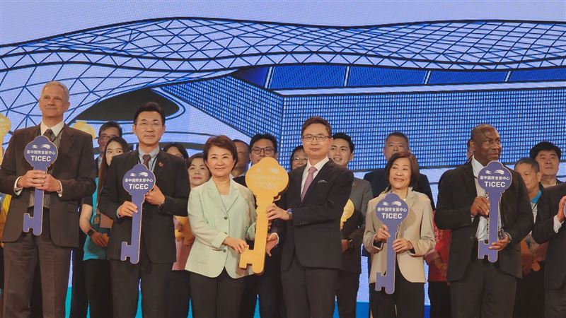 台中國際會展中心正式開幕，由台中市長盧秀燕與外貿協會董事長黃志芳共同主持。場館開館首年展覽場次突破50場，首場五金工具展三天創造6.5億元產值，百業博覽會四天促成5億元成交。外貿協會將導入全球資源，協助中部精密機械、工具機等產業聚落就地接軌國際，推動台中會展城市轉型。（圖／外貿協會提供）