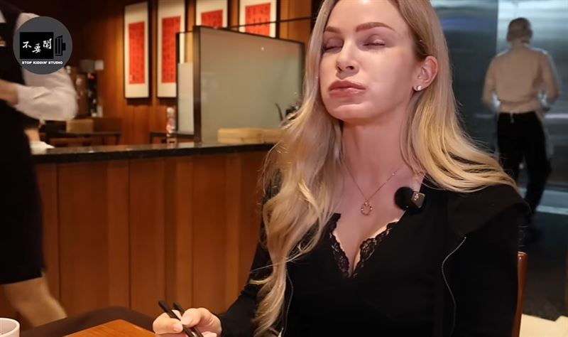 Lisa吃到忍不住翻白眼。（圖／翻攝自不要鬧工作室 YouTube頻道）