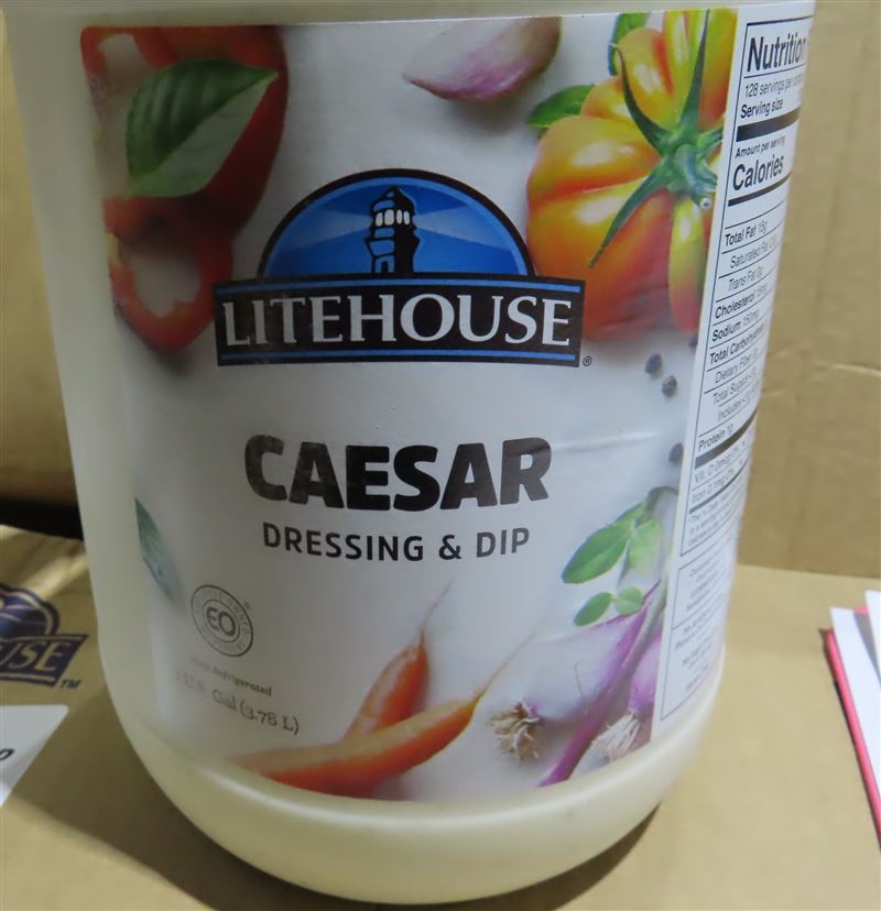 輸入業者「展盈貿易股份有限公司」報驗的美國凱撒沙拉醬，檢出殘留農藥環氧乙烷每公斤0.7 毫克。（圖／食藥署提供）