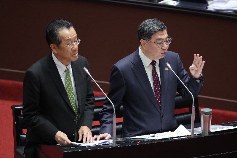 立法院會24日對行政院長卓榮泰提出施政方針及施政報告繼續質詢，卓榮泰（右）與國防部長顧立雄（左）列席備詢，回應有關對美軍購議題。（圖／中央社）