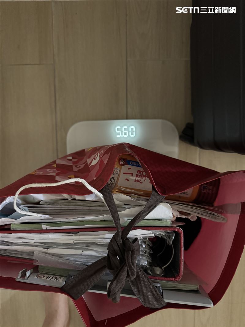 台南女童在小學遭受不當對待，個人書櫃被沒收，得提著5、6公斤的袋子移動。（圖／家長提供）