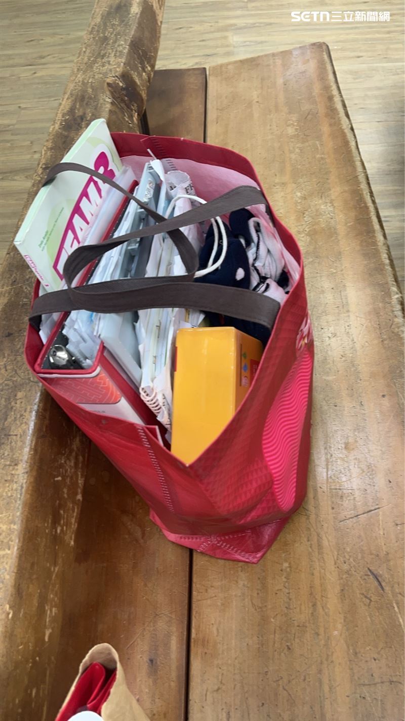 台南女童在小學遭受不當對待，個人書櫃被沒收，得提著5、6公斤的袋子移動。（圖／家長提供）