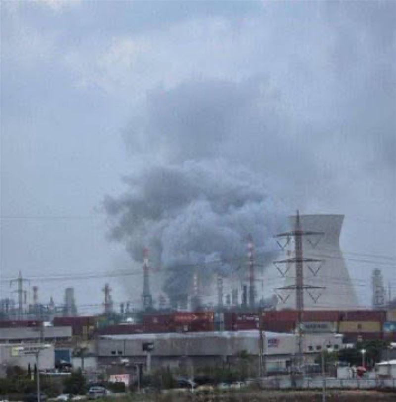 伊朗轉向更為侵略性的戰略，20日發射飛彈襲擊海法的以色列最大煉油廠。（圖／翻攝自X平台 @YourAnonOne）