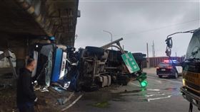 台61線桃園市觀音區平面路段，曳引貨櫃車翻覆撞斷號誌桿。（圖／翻攝畫面）