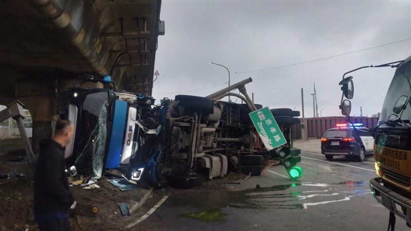 桃園觀音路段車禍！貨櫃車翻覆撞斷號誌桿