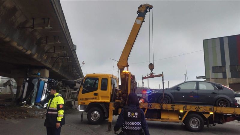 台61線桃園市觀音區平面路段，曳引貨櫃車翻覆撞斷號誌桿。（圖／翻攝畫面）