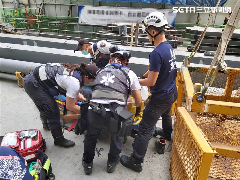 高雄富邦建案又出事！天降鋼樑「砸2車」，27歲工人遭襲慘死。（圖／翻攝畫面）