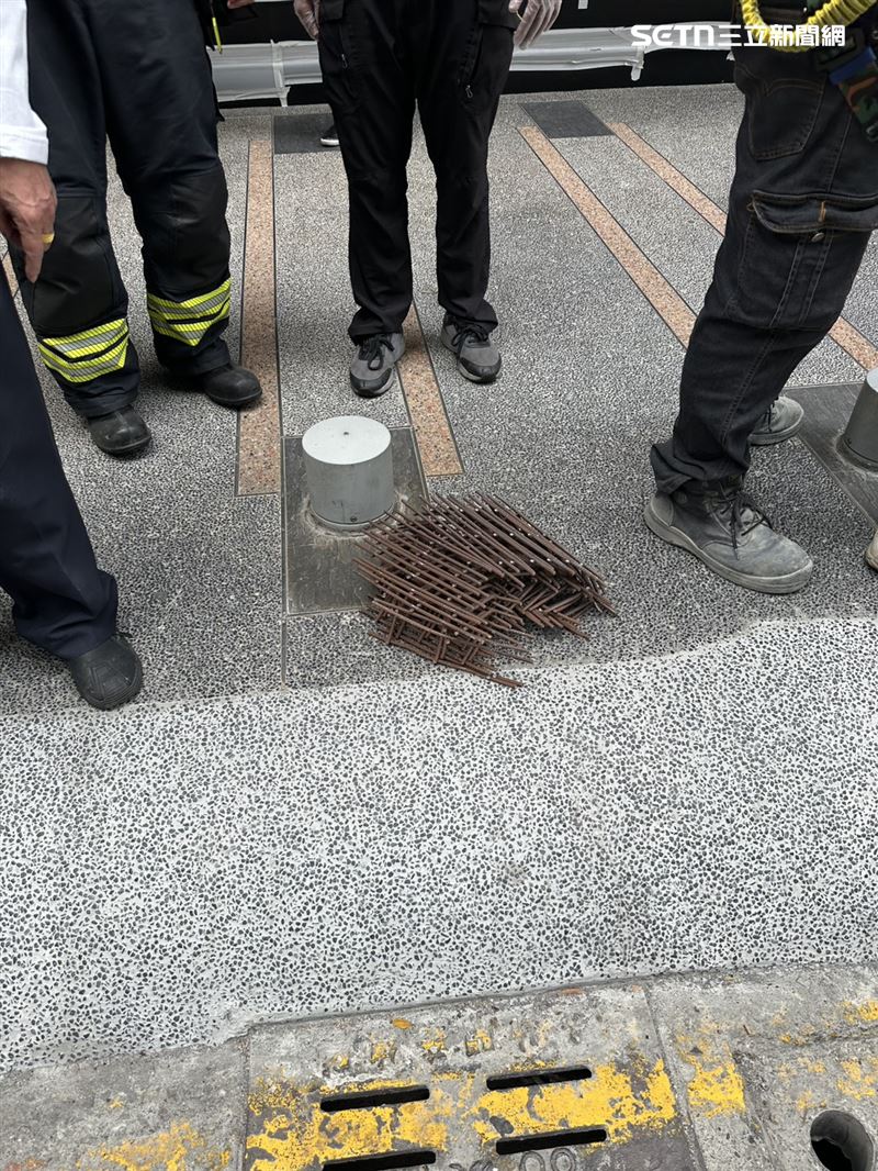 高雄富邦建案又出事！天降鋼樑「砸2車」，27歲工人遭襲慘死。（圖／翻攝畫面）