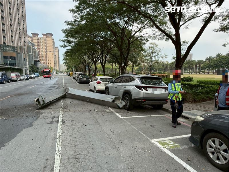 高雄富邦建案又出事！天降鋼樑「砸2車」，27歲工人遭襲慘死。（圖／翻攝畫面）