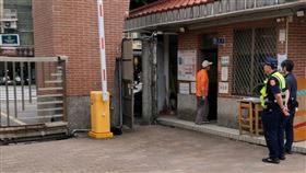 警方到校戒護未發現陳情網友。（圖／翻攝畫面）