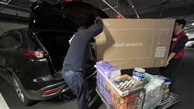 會員分享購買電視時因一手抱著孩子、同行家人又推著滿車商品，行動相當不便，現場工作人員主動上前協助，不僅幫忙推車，還一路將商品送至停車場並協助搬上車。（圖／翻攝臉書社團「Costco好市多 商品經驗老實說」）