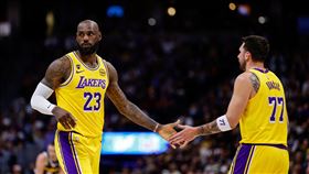 詹姆斯（LeBron James）和東契奇（Luka Doncic）。（圖／路透社／達志影像）