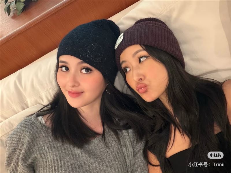 廖思惟（左）去年聖誕節分享與孫芸芸（右）同框合照。（圖／翻攝自廖思惟小紅書）