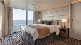 「銀海起源號」加拉巴哥群島艙內房型如五星級飯店規格打造，房內寬敞明亮，還有浴缸、雙盆、歇息客廳等等。（圖／元本旅遊提供）