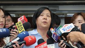 曝高虹安收柯文哲700萬　李貞秀致歉（1）民眾黨立委李貞秀（中）24日臨時召開記者會，表示昨晚開直播時，提到新竹市長高虹安拿了民眾黨前主席柯文哲700萬元。李貞秀說身為民意代表，這件事她真的很抱歉，「我要慎重再跟高市長再一次道歉」。中央社記者翁睿坤攝　115年3月24日