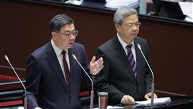 卓榮泰、龔明鑫立院列席備詢立法院會24日對行政院長卓榮泰提出施政方針及施政報告繼續質詢，卓榮泰（左）與經濟部長龔明鑫（右）列席備詢，回應有關電價、油價等相關議題。 中央社記者翁睿坤攝　115年3月24日