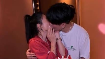 李易挺過婚變風波　結婚15年擁吻告白六月