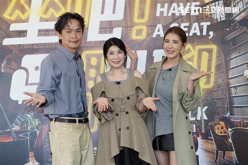 （左起）黃鐙輝、黃嘉千、小禎出席三立全新實境訪談節目《坐吧！聊聊》宣傳記者會。（圖／記者趙于瑩攝影）