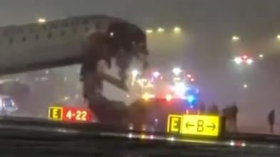 紐約機場事故！她飛出機外百米奇蹟生還