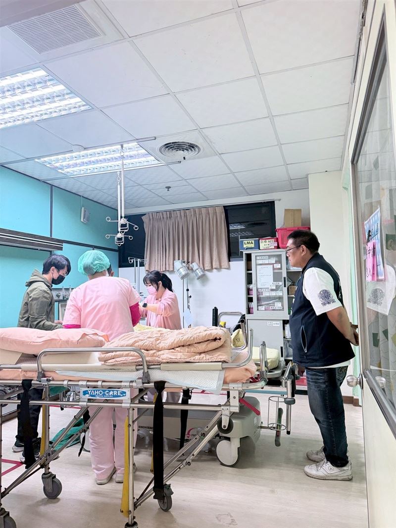 議員洪宗麒接獲通知後趕到醫院，震驚到說不出話，得知劉婦不治先幫忙結清費用。（圖／洪宗麒提供）