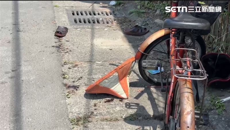 劉婦晚間外出找小兒子，但卻疑似在牽車經過路口時遭撞，倒臥血泊中送醫不治。（圖／記者朱俊傑攝影）
