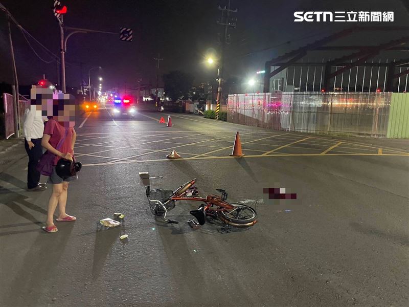 劉婦晚間外出找小兒子，但卻疑似在牽車經過路口時遭撞，倒臥血泊中送醫不治。（圖／翻攝畫面）