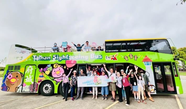 搭乘台南觀光雙層巴士，補助有加碼。（圖／台南觀旅局）