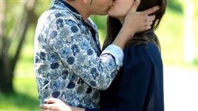 接吻（示意圖／PIXABAY）