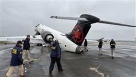 紐約拉瓜迪亞機場22日深夜，發生加拿大航空班機於跑道撞上消防車的事故，目前當局正調查航管員的疏失責任。（圖／翻攝自X平台 @NTSB_Newsroom）