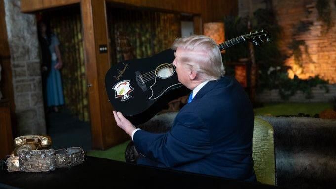 川普訪貓王故居！幫吉他簽名不忘狂酸拜登