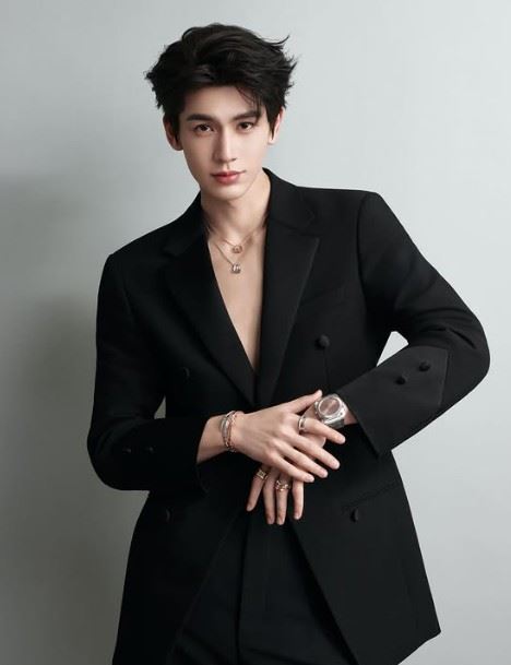 張凌赫畢業於南京師範大學電機相關科系，非科班出身，卻以少女大人踏入演藝圈。（圖／翻攝自張凌赫IG）