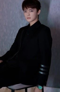 韓一霆在劇中展現沉穩忠誠形象，私下則走陽光路線。（圖／翻攝自網路）