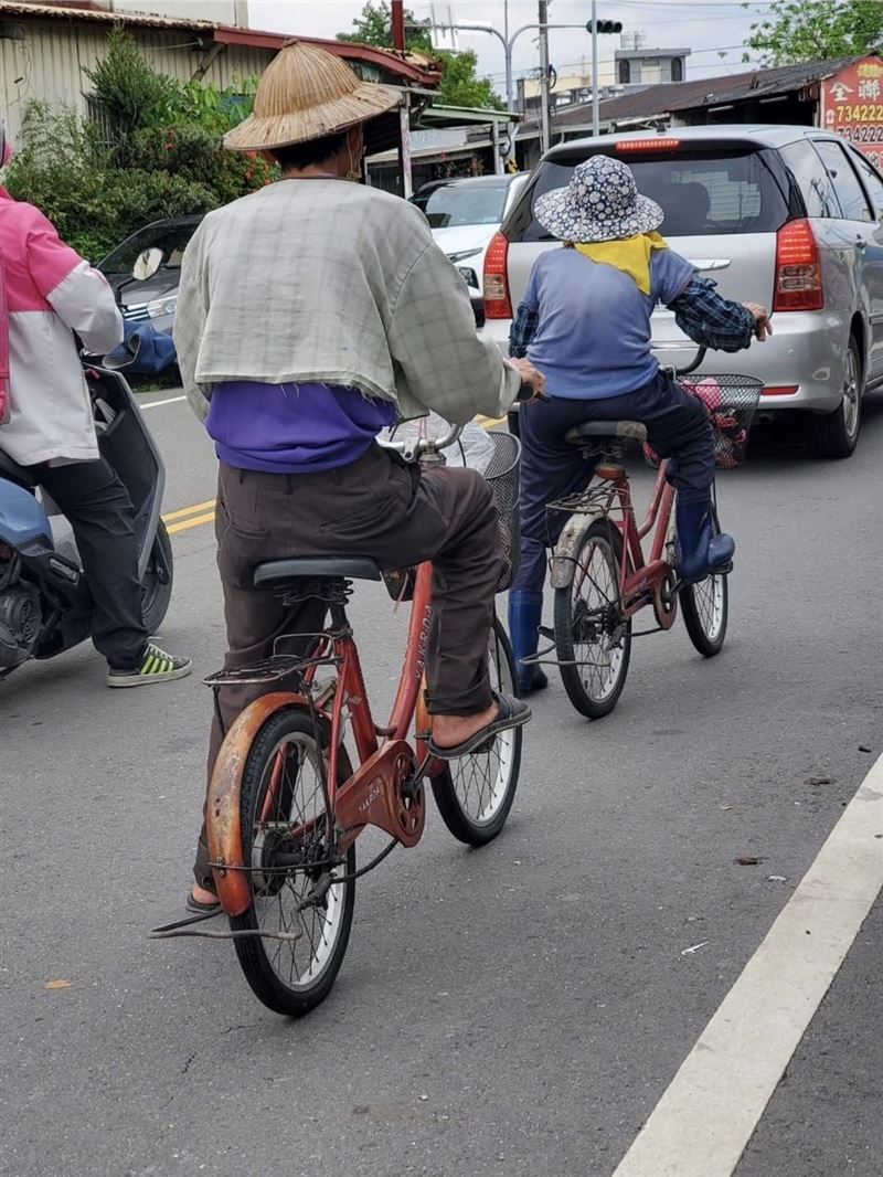 劉婦時常帶著小兒子穿梭巷弄從事資源回收，此畫面將永遠看不見。（圖／讀者提供）