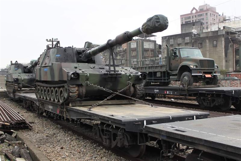 軍事迷指出，這是負責後勤運輸的「軍用火車」，專門載運坦克、軍卡。（圖／翻攝fun臺鐵臉書）