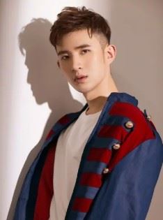 管雲鵬早年因「歪嘴笑」迷因爆紅，被封為「歪嘴戰神」。（圖／翻攝自網路）