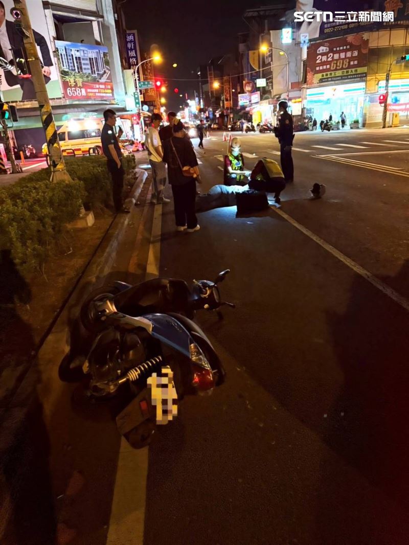 老翁疑似貪快闖紅燈穿越馬路，與機車騎士發生碰撞死亡。（圖／翻攝畫面）