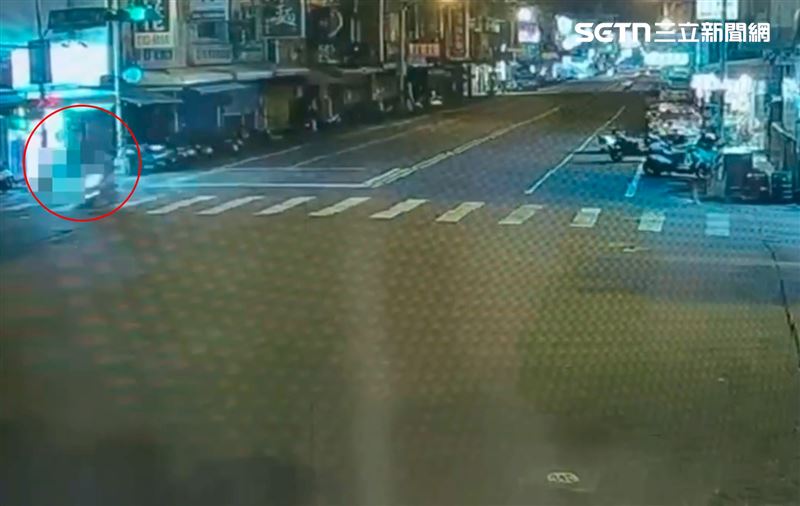 老翁出現在監視器畫面中8秒後，遭撞倒地送醫亡命。（圖／翻攝畫面）