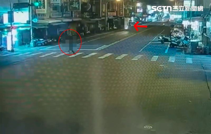 老翁出現在監視器畫面中8秒後，遭撞倒地送醫亡命。（圖／翻攝畫面）