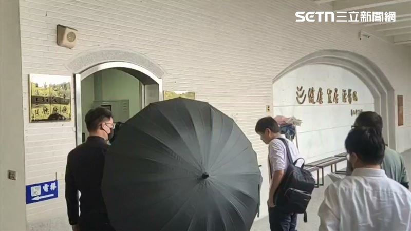 彰化百果山虐殺棄屍案，今日（24日）下午進行解剖，禮儀社出動黑傘陣保護死者家屬。（圖／翻攝畫面）