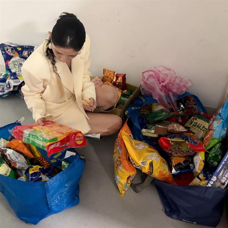 李千娜公開自己翻零食的照片。（圖／翻攝自李千娜IG）