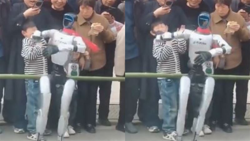 陝西一場人形機器人表演傳出意外，正在進行旋轉舞蹈的機器人突然揮臂掌摑一名小男孩。（圖／翻攝自微博）