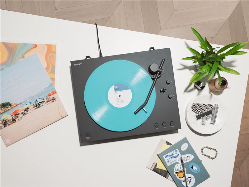 Sony推出全新PS-LX3BT藍牙黑膠唱盤，讓初試黑膠唱片的樂迷都可輕鬆上手。（圖／台灣索尼提供）