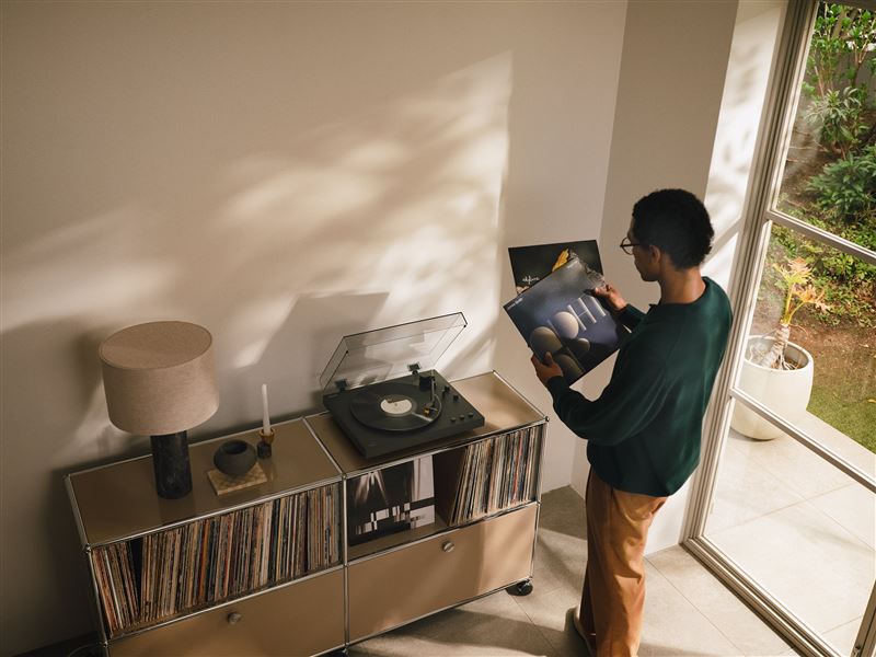 PS-LX3BT 和 PS-LX5BT洗鍊極簡的外觀設計也能自然融入各種室內風格，同步提升生活質感 (圖為 PS-LX5BT)。（圖／台灣索尼提供）