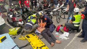 消防救護人員及警方替陳翁進行急救。（圖／翻攝畫面）