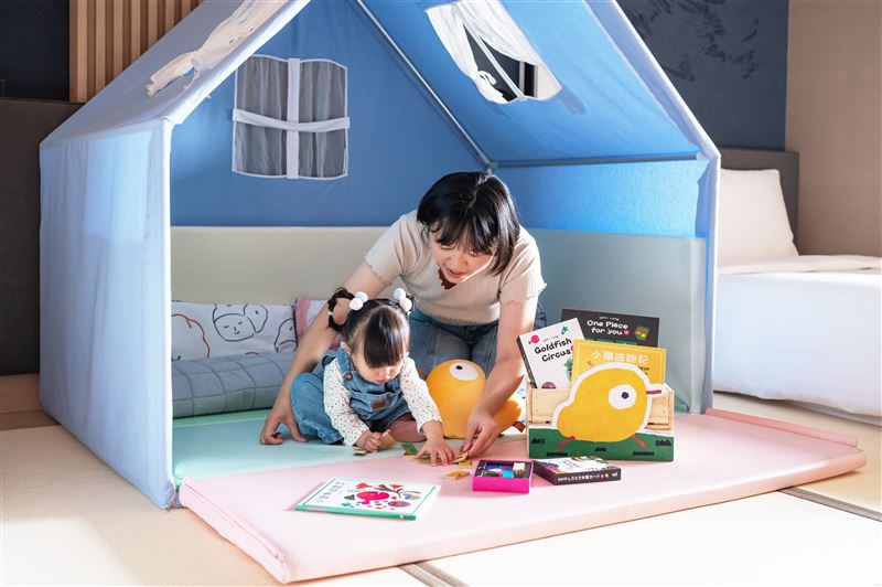 礁溪寒沐酒店推出繪本主題房，將客房打造為沉浸式繪本世界，房內備有精選繪本與互動益智玩具，構築出童趣的度假空間。（圖／飯店旅宿業者提供）