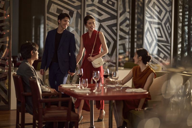 台北文華東方酒店獲米其林指南入選及義大利權威美食評鑑紅蝦指南《Gambero Rosso》「一叉」肯定的「Bencotto」義大利餐廳，賓客可在典雅時髦的空間中，輕鬆享用道地義式菜餚。（圖／飯店旅宿業者提供）