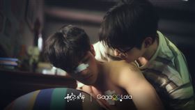 何初三 （右） 為夏六一 （左）擦拭身體與纏繞繃帶的特寫場面，兩人呼吸交錯、肢體緊貼。（圖／GagaOOLala提供）