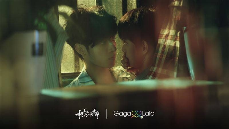 兩人擠在狹窄幽暗的角落，敏銳的夏六一 （左） 竟意外發現何初三 （右） 產生真實的「生理反應」。（圖／GagaOOLala提供）