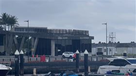 遊艇將患者送往烏石港碼頭，經救護車送醫急救仍不治。（圖／翻攝畫面）