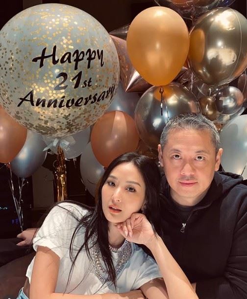 孫芸芸（左）與丈夫廖鎮漢（右）結婚已27年，育有一子一女，兩人當年相識於耶誕派對，13歲便展開戀情，歷經美國與澳洲的遠距離交往，最終於1999年步入婚姻。（圖／翻攝自孫芸芸IG）